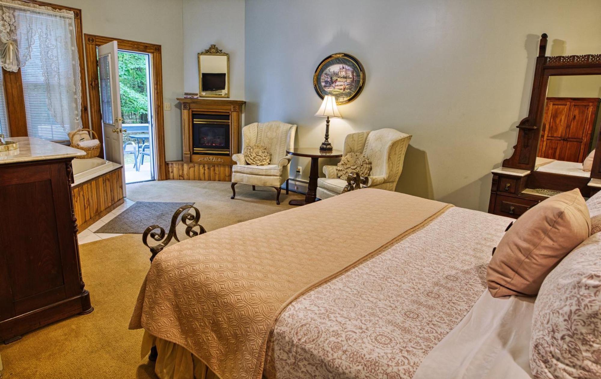 Rockwell Falls Inn And Wine Bar Lake Luzerne Экстерьер фото