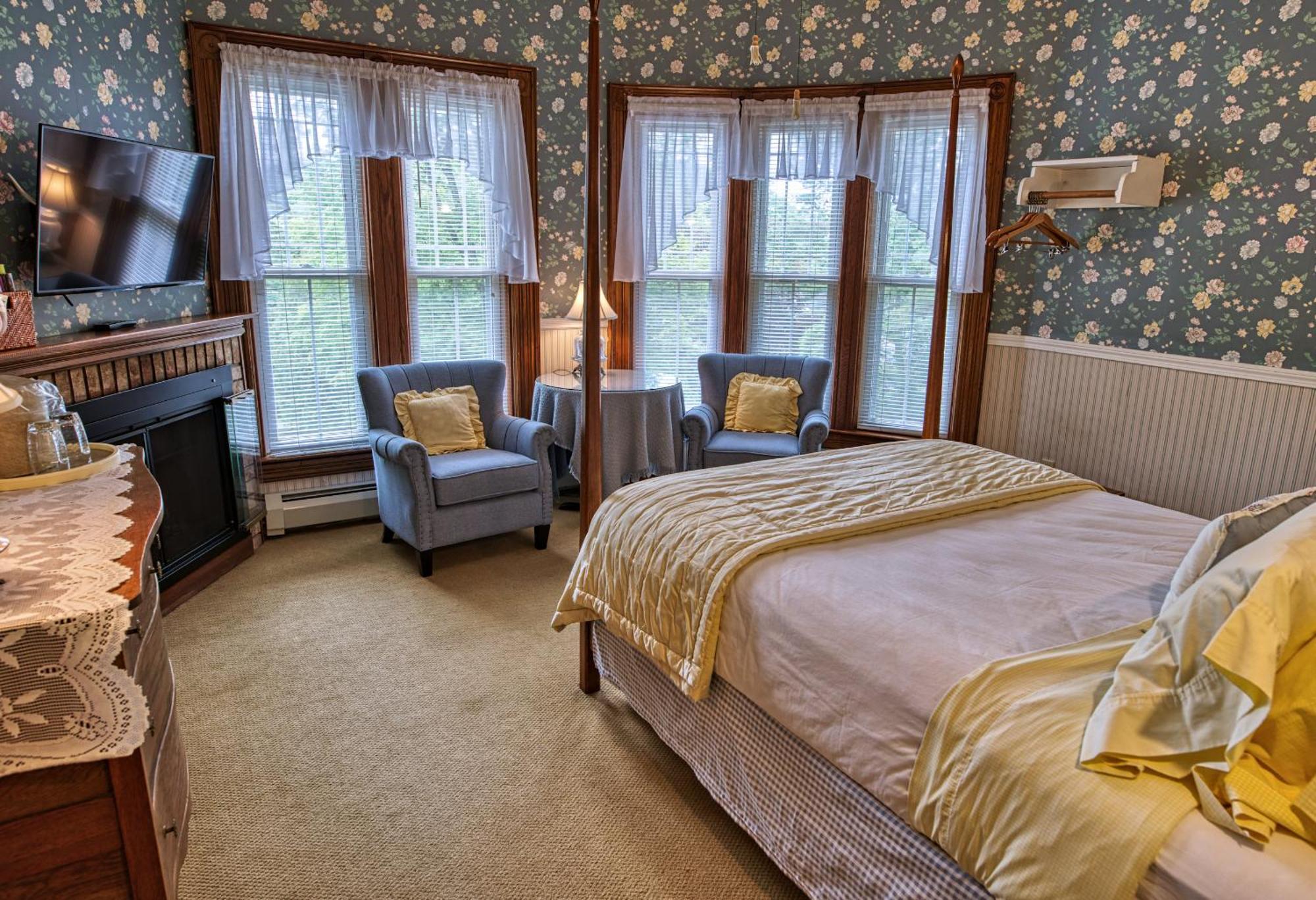 Rockwell Falls Inn And Wine Bar Lake Luzerne Номер фото