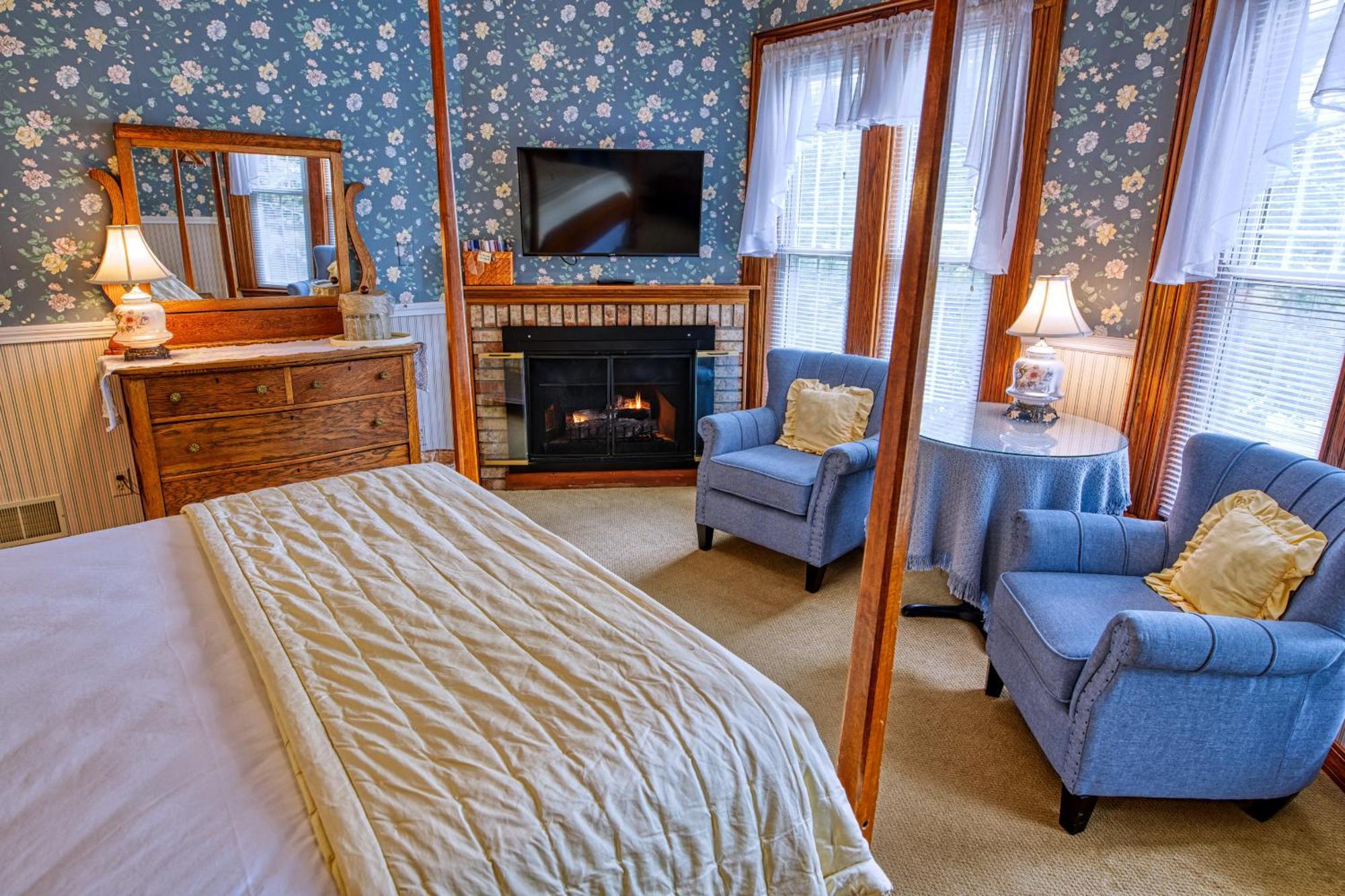 Rockwell Falls Inn And Wine Bar Lake Luzerne Номер фото