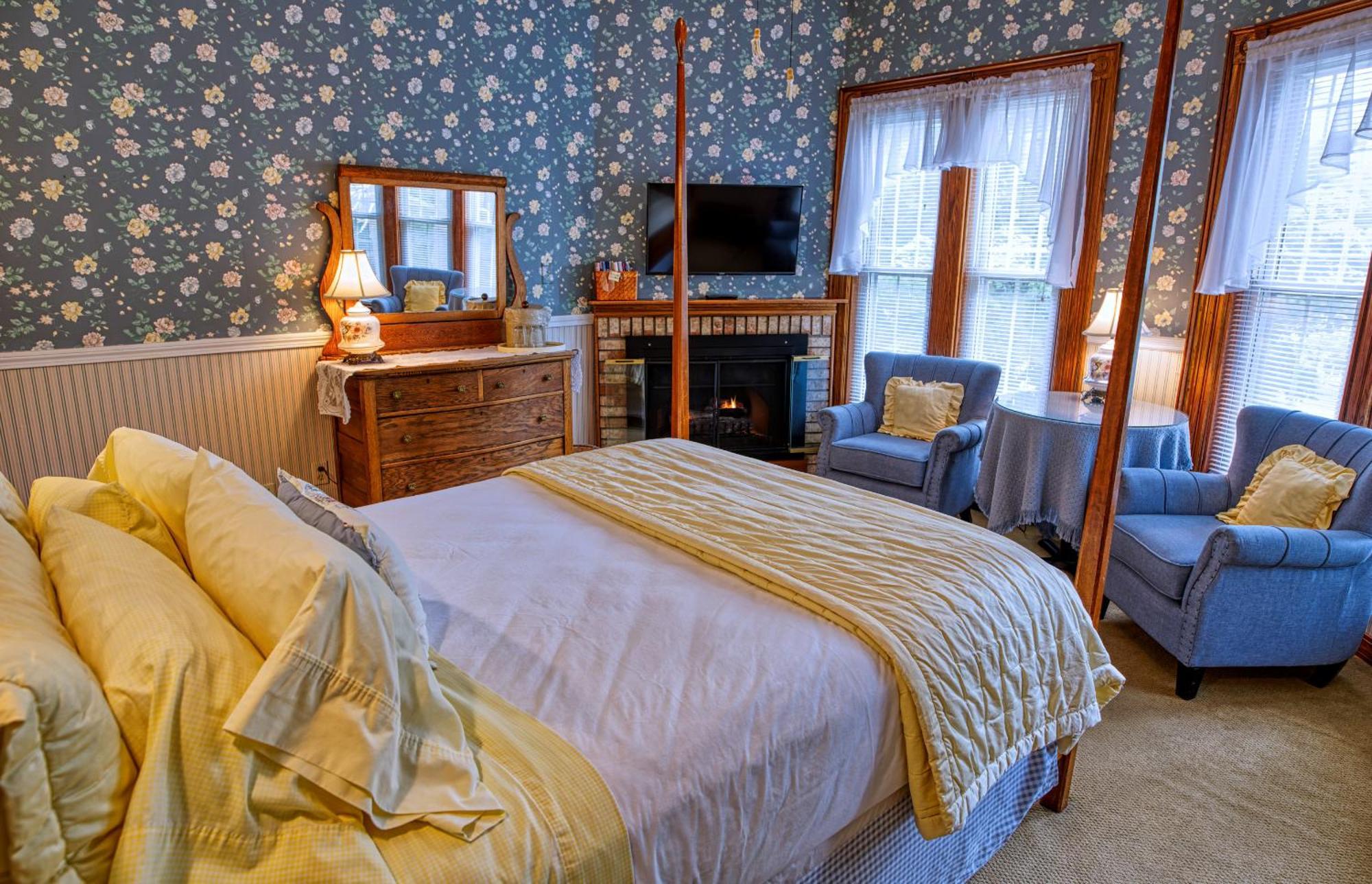 Rockwell Falls Inn And Wine Bar Lake Luzerne Номер фото