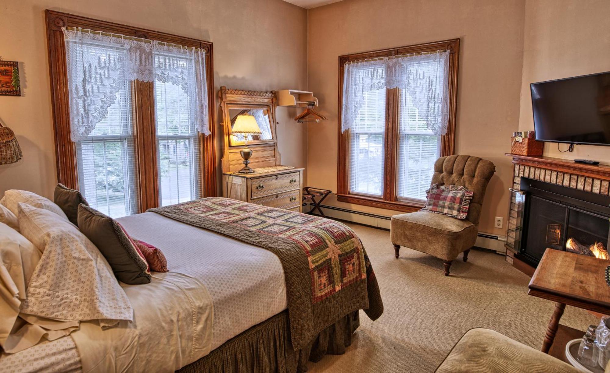 Rockwell Falls Inn And Wine Bar Lake Luzerne Номер фото