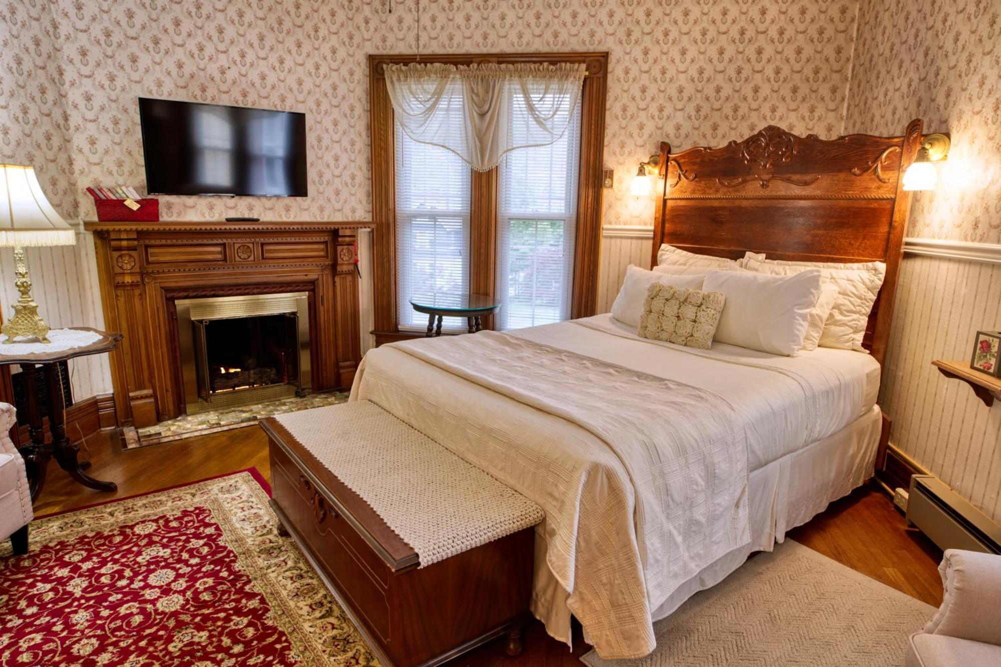 Rockwell Falls Inn And Wine Bar Lake Luzerne Номер фото