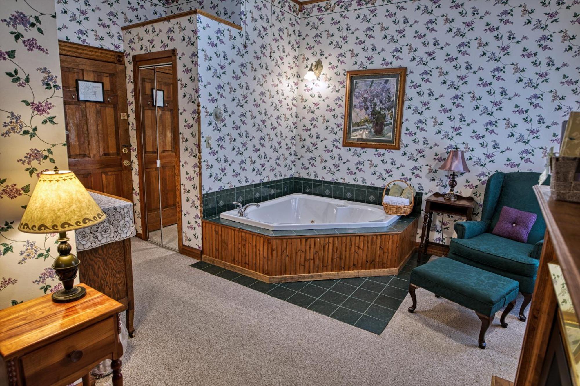 Rockwell Falls Inn And Wine Bar Lake Luzerne Номер фото