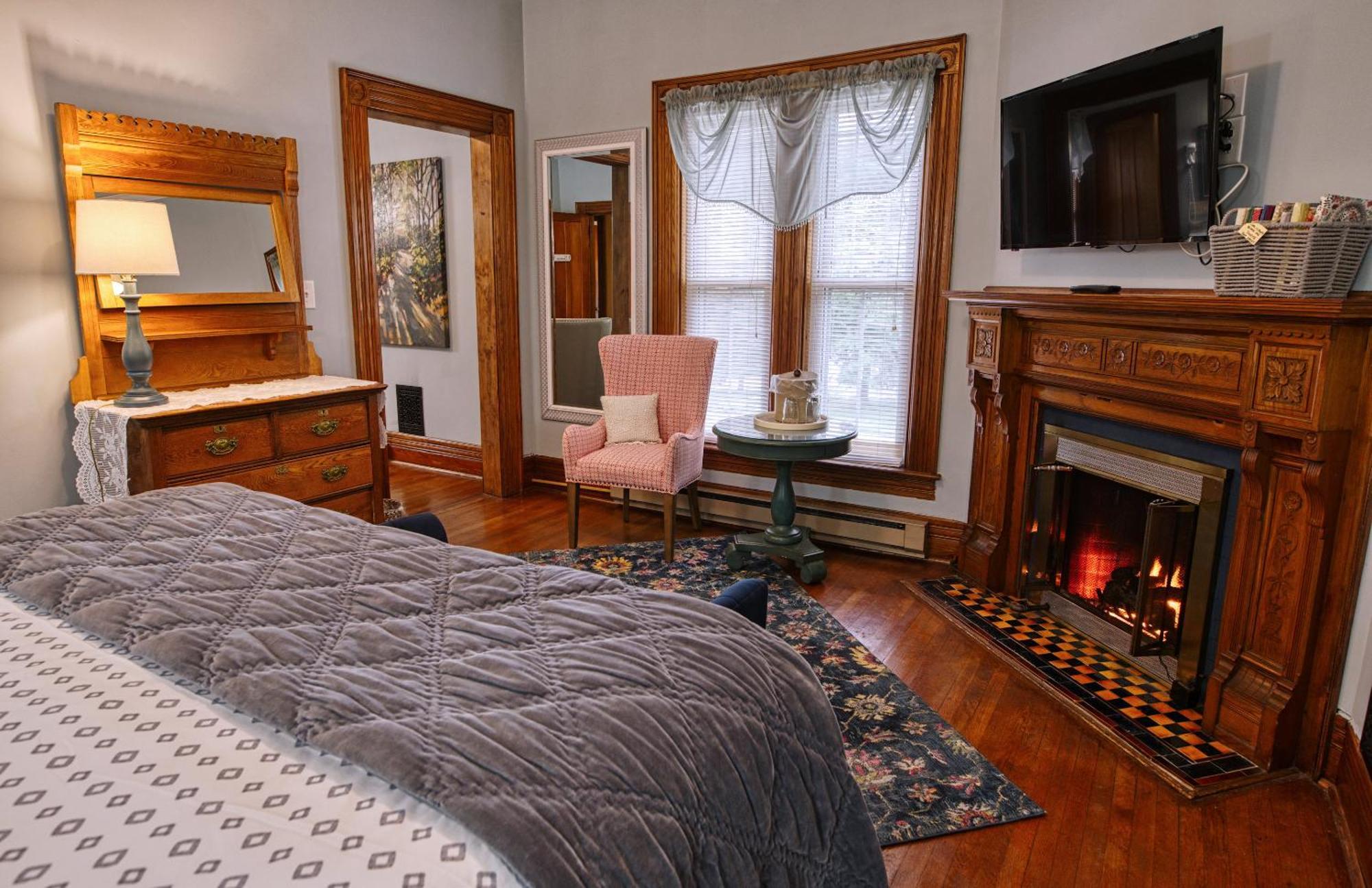 Rockwell Falls Inn And Wine Bar Lake Luzerne Номер фото