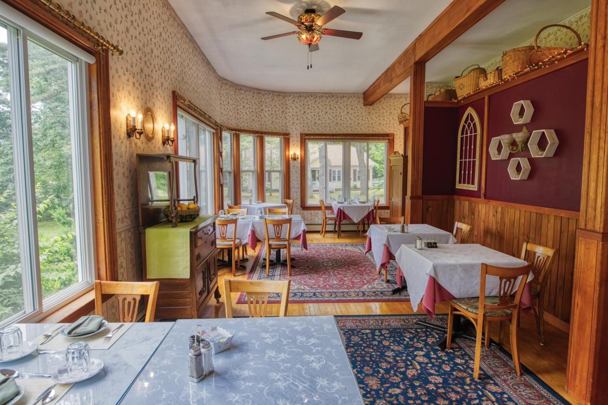 Rockwell Falls Inn And Wine Bar Lake Luzerne Экстерьер фото