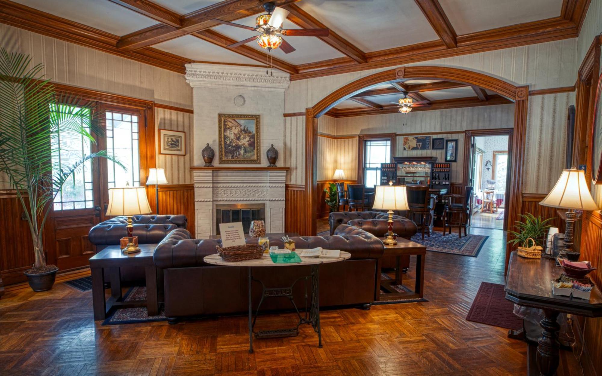 Rockwell Falls Inn And Wine Bar Lake Luzerne Экстерьер фото