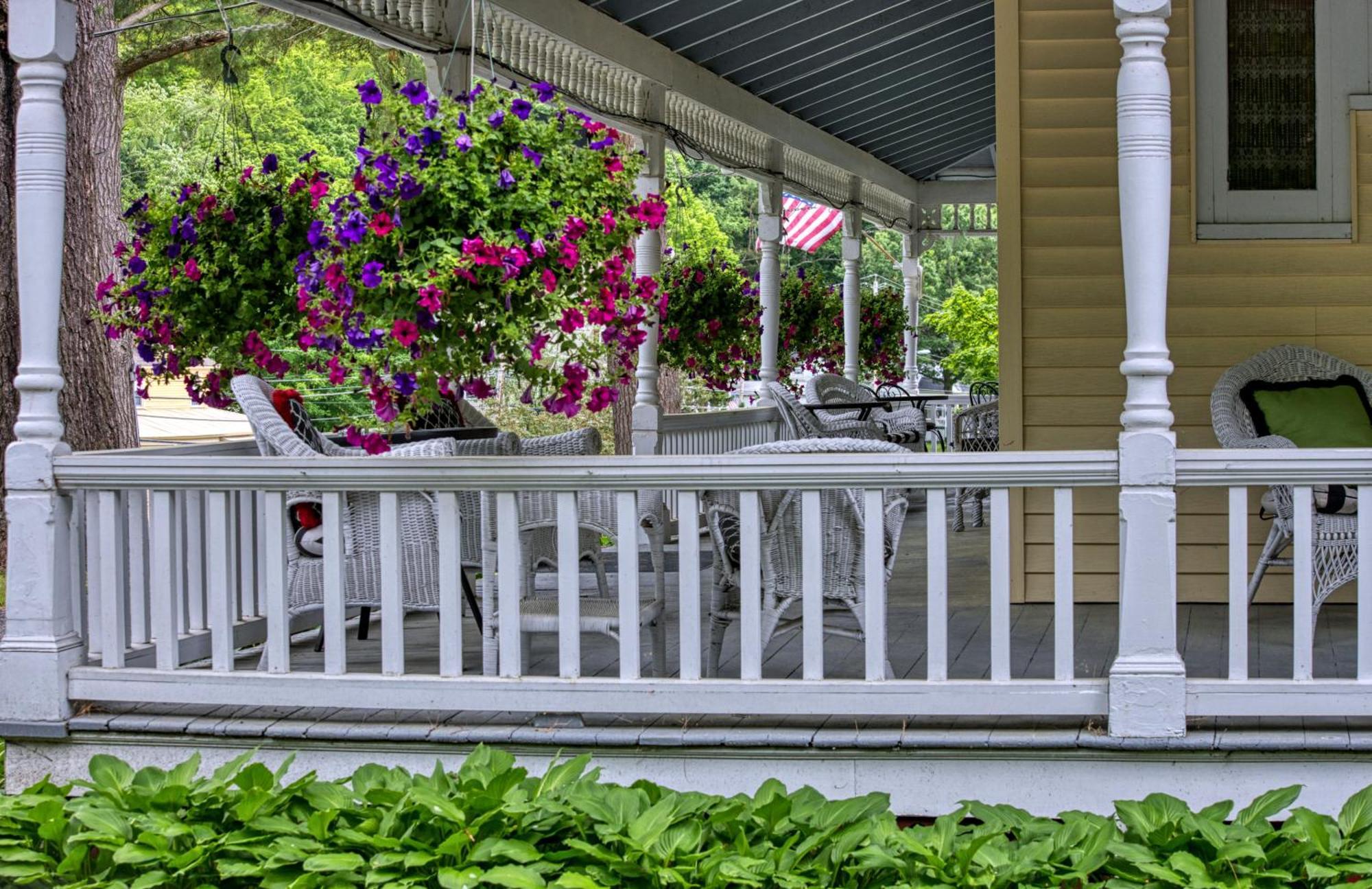 Rockwell Falls Inn And Wine Bar Lake Luzerne Экстерьер фото