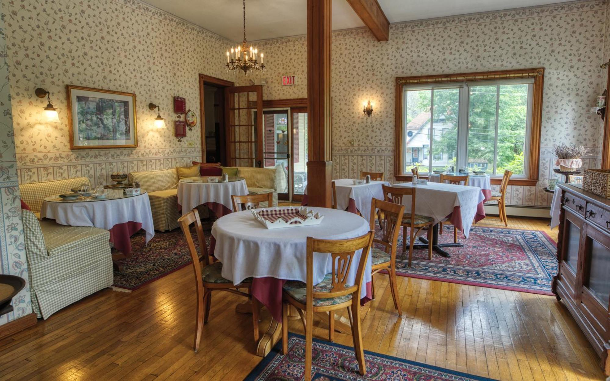 Rockwell Falls Inn And Wine Bar Lake Luzerne Экстерьер фото